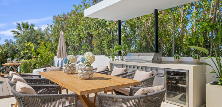 Exquisite Villa with Panoramic Views of the Los Naranjos Golf Course