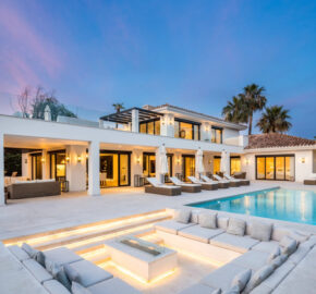 Stunning Villa combining a timeless outside with a lavish interior finish