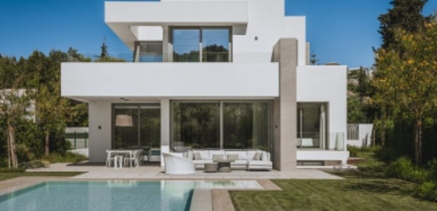 Nine luxurious Villas in El Paraiso