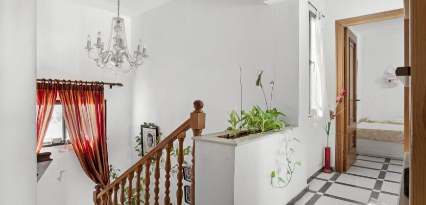 Spacious 6-Bedroom Villa with Sea & Mountain Views in Estepona
