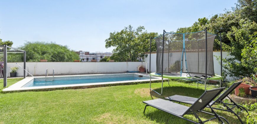Spacious 6-Bedroom Villa with Sea & Mountain Views in Estepona