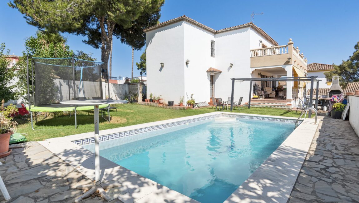 Spacious 6-Bedroom Villa with Sea & Mountain Views in Estepona
