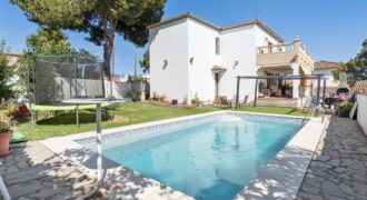 Spacious 6-Bedroom Villa with Sea & Mountain Views in Estepona