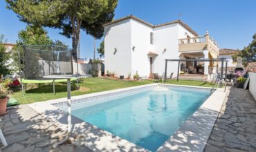 Spacious 6-Bedroom Villa with Sea & Mountain Views in Estepona