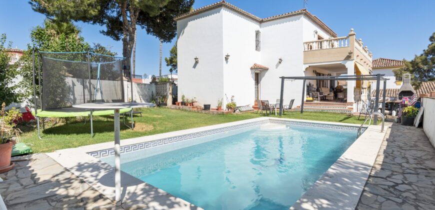 Spacious 6-Bedroom Villa with Sea & Mountain Views in Estepona