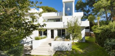 Luxurious 6-Bedroom Contemporary Villa with Stunning Ocean Views on the Beachfront of Nueva Andalucía