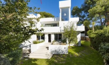 Luxurious 6-Bedroom Contemporary Villa with Stunning Ocean Views on the Beachfront of Nueva Andalucía
