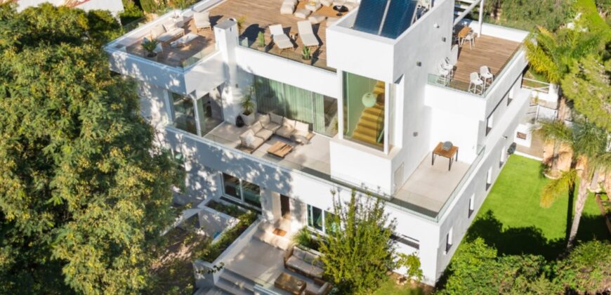 Luxurious 6-Bedroom Contemporary Villa with Stunning Ocean Views on the Beachfront of Nueva Andalucía