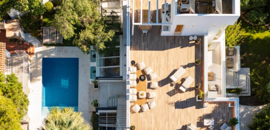 Luxurious 6-Bedroom Contemporary Villa with Stunning Ocean Views on the Beachfront of Nueva Andalucía