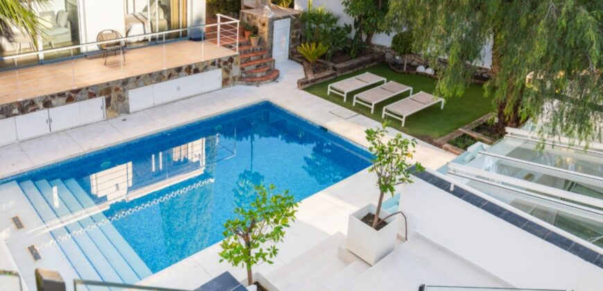 Luxurious 6-Bedroom Contemporary Villa with Stunning Ocean Views on the Beachfront of Nueva Andalucía