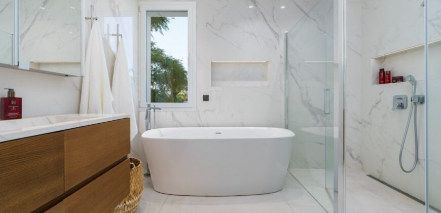 Luxurious 6-Bedroom Contemporary Villa with Stunning Ocean Views on the Beachfront of Nueva Andalucía