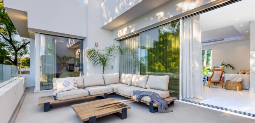 Luxurious 6-Bedroom Contemporary Villa with Stunning Ocean Views on the Beachfront of Nueva Andalucía
