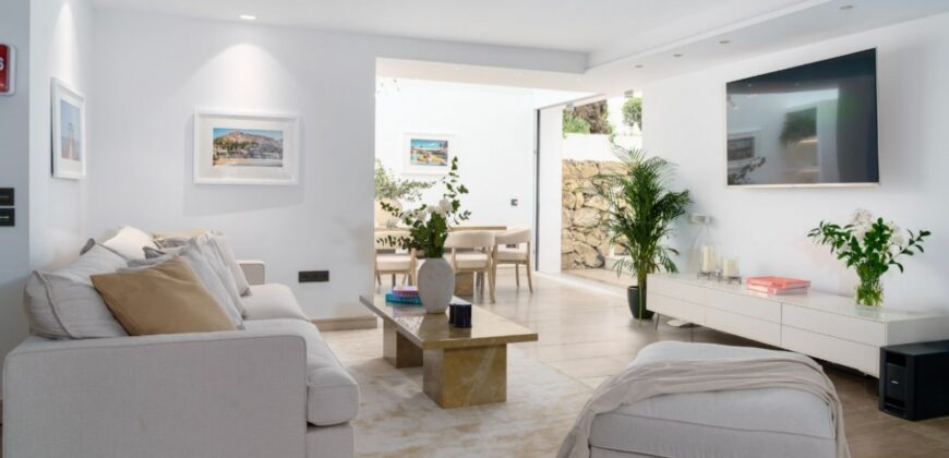 Luxurious 6-Bedroom Contemporary Villa with Stunning Ocean Views on the Beachfront of Nueva Andalucía
