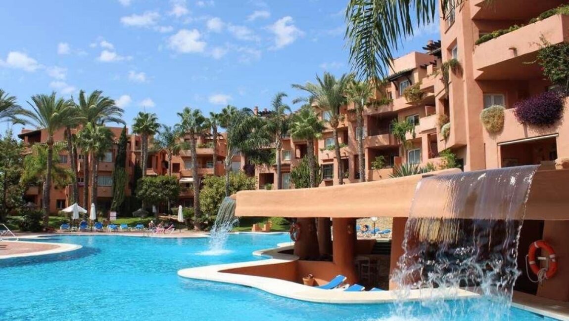Luxurious 2-Bedroom Apartment in Oasis de Marbella – Marbella’s Golden Mile