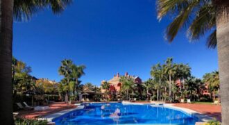A wonderfully spacious duplex penthouse in Puerto Banus.