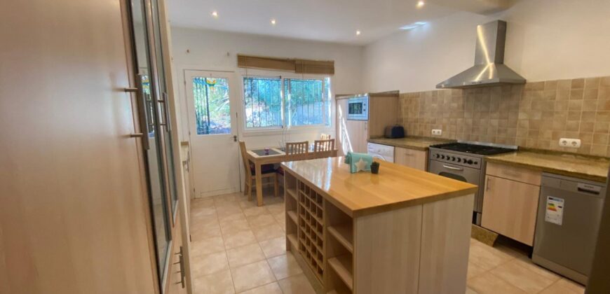 4-Bedroom Villa with Pool and Sea Views in the Hills of Marbella 4-Bedroom Villa with Pool and Sea Views in the Hills of Marbella