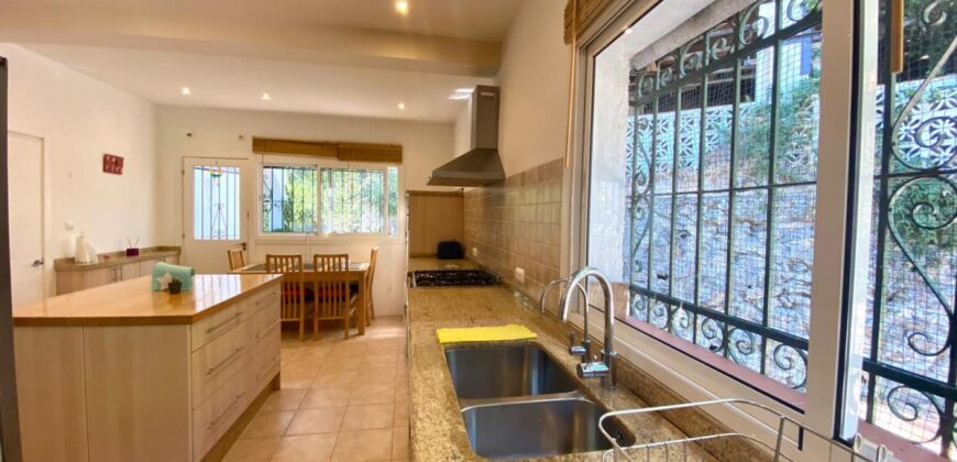 4-Bedroom Villa with Pool and Sea Views in the Hills of Marbella 4-Bedroom Villa with Pool and Sea Views in the Hills of Marbella