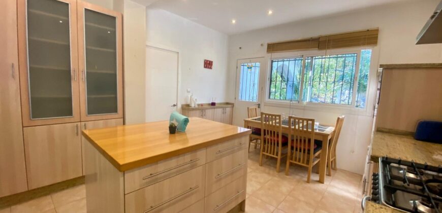 4-Bedroom Villa with Pool and Sea Views in the Hills of Marbella 4-Bedroom Villa with Pool and Sea Views in the Hills of Marbella