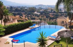 Modern 2 bed duplex apartment located in Los Almendros