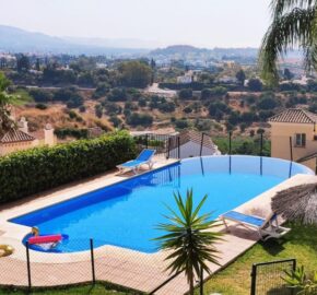 Modern 2 bed duplex apartment located in Los Almendros