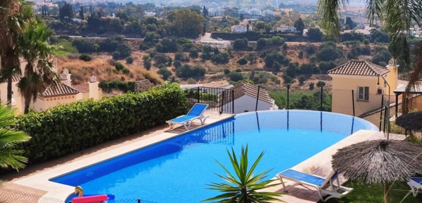 Modern 2 bed duplex apartment located in Los Almendros