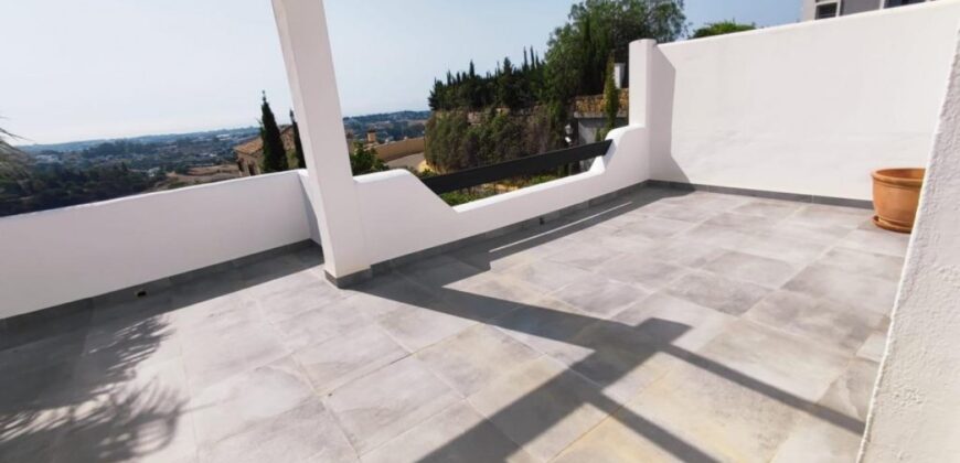 Modern 2 bed duplex apartment located in Los Almendros