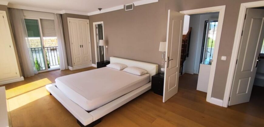 Modern 2 bed duplex apartment located in Los Almendros