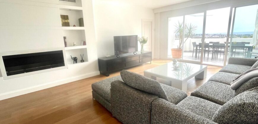 Modern 2 bed duplex apartment located in Los Almendros