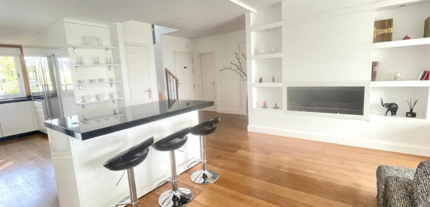 Modern 2 bed duplex apartment located in Los Almendros