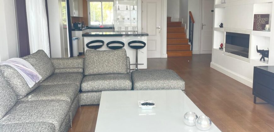 Modern 2 bed duplex apartment located in Los Almendros