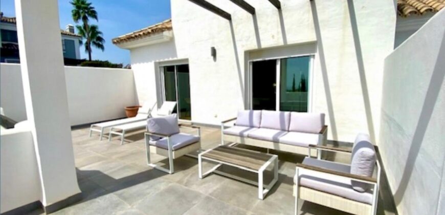 Modern 2 bed duplex apartment located in Los Almendros