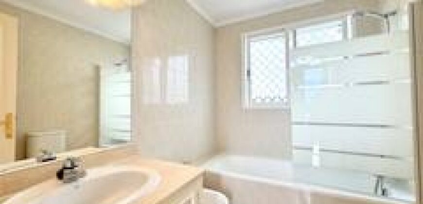 4 bed Appartment in Nueva Andalucía
