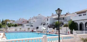 Elegant 2 bedroom apartment with private patio & Rooftop terrace.