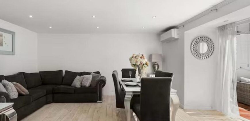 Elegant 2 bedroom apartment with private patio & Rooftop terrace.