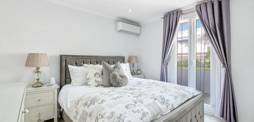 Elegant 2 bedroom apartment with private patio & Rooftop terrace.
