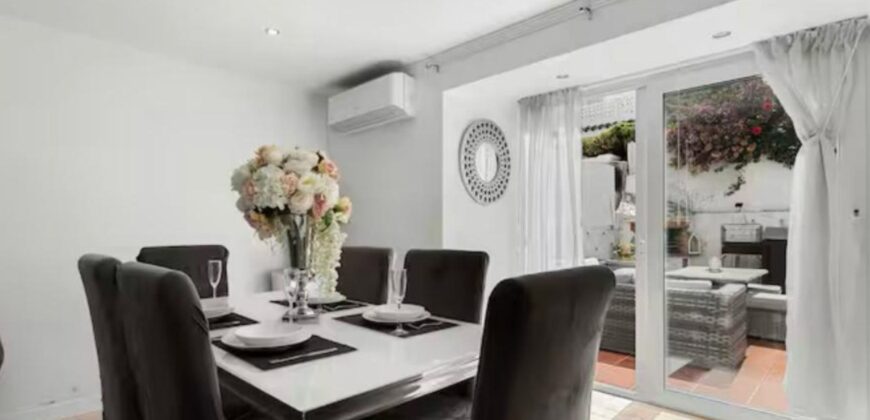 Elegant 2 bedroom apartment with private patio & Rooftop terrace.