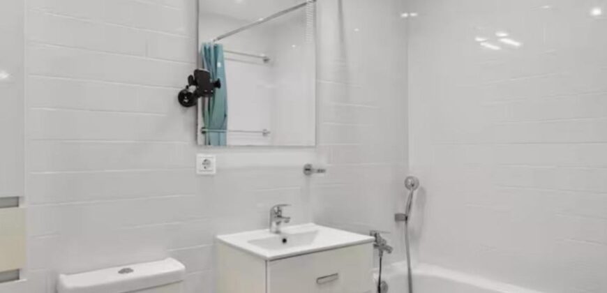 Elegant 2 bedroom apartment with private patio & Rooftop terrace.