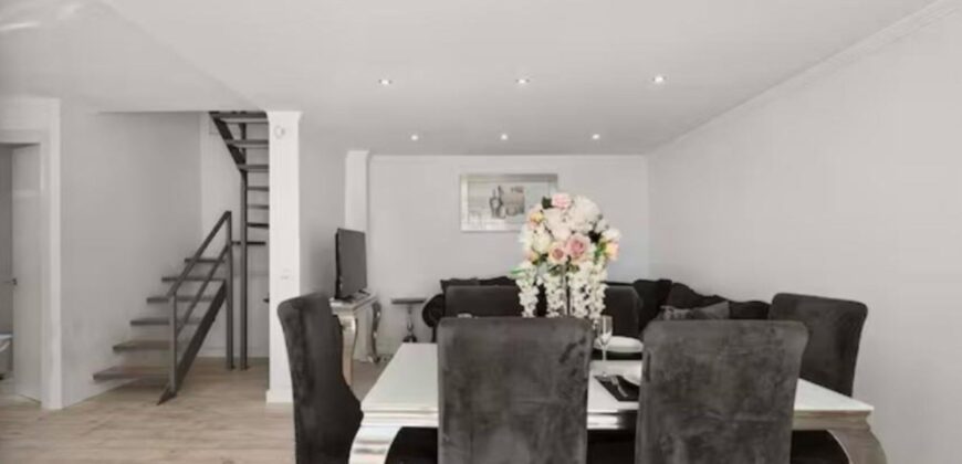 Elegant 2 bedroom apartment with private patio & Rooftop terrace.