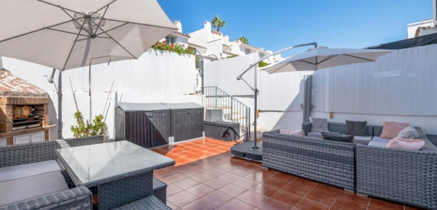 Elegant 2 bedroom apartment with private patio & Rooftop terrace.