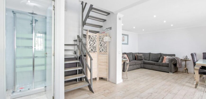 Elegant 2 bedroom apartment with private patio & Rooftop terrace.