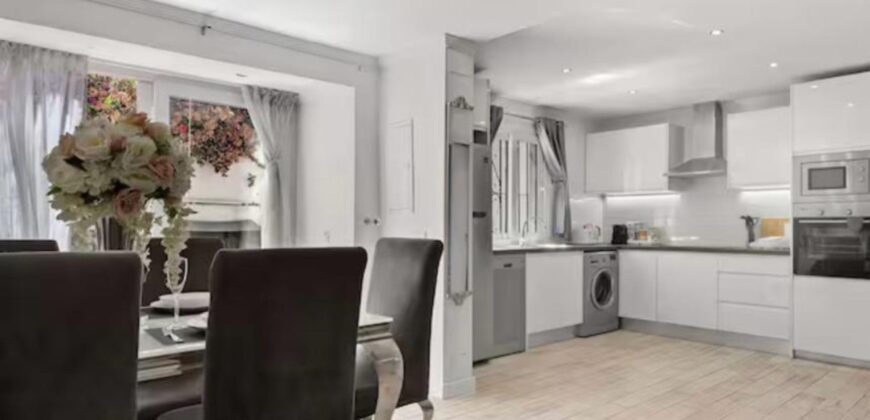 Elegant 2 bedroom apartment with private patio & Rooftop terrace.