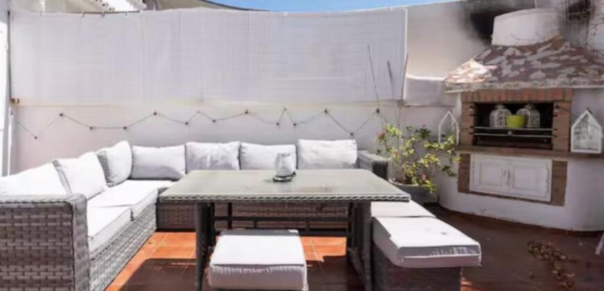 Elegant 2 bedroom apartment with private patio & Rooftop terrace.