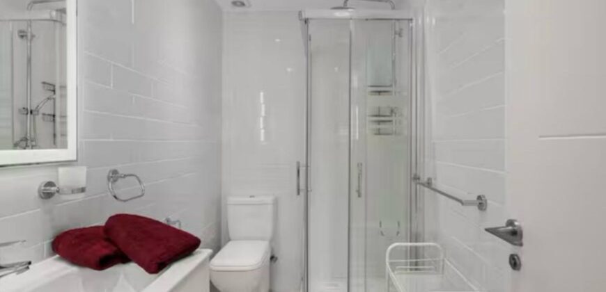 Elegant 2 bedroom apartment with private patio & Rooftop terrace.