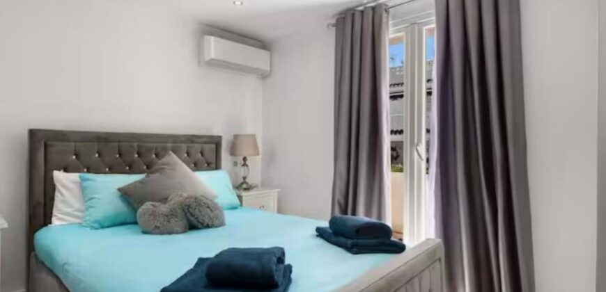 Elegant 2 bedroom apartment with private patio & Rooftop terrace.