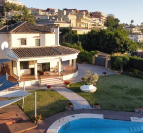 Elegant villa next to Los Naranjos Golf Club – A prime Location in Nueva Andalucía, Marbella