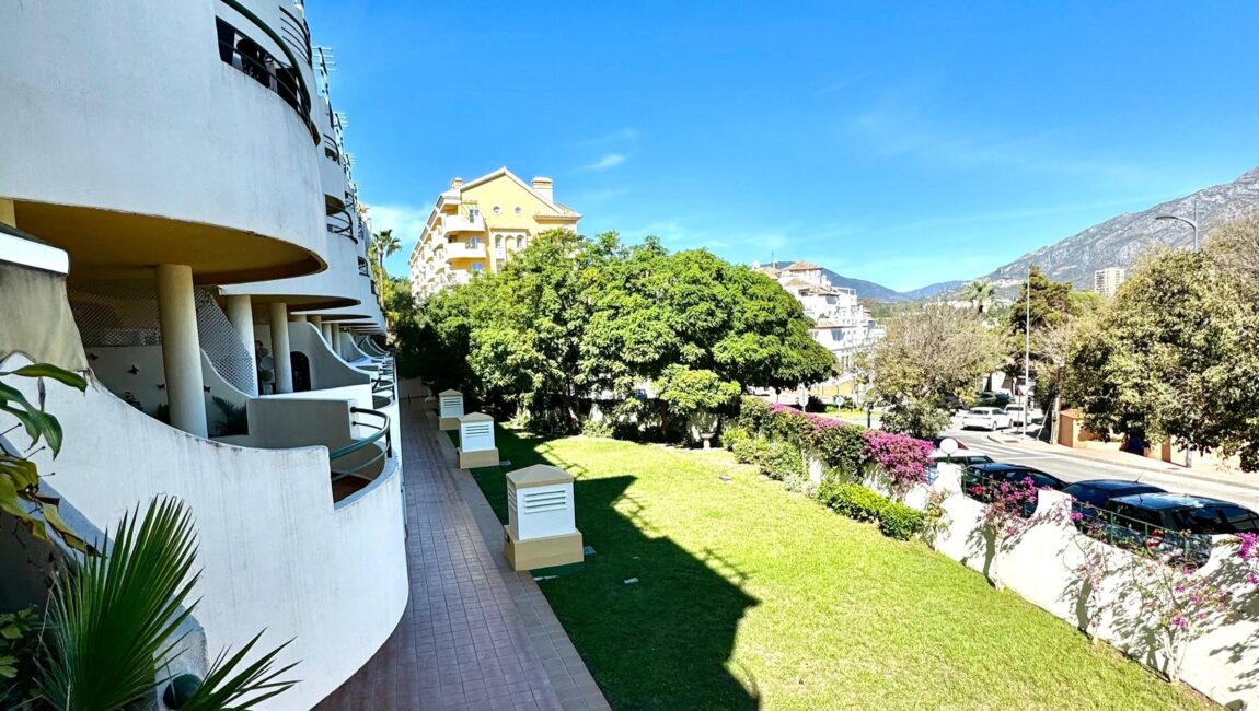 Spacious 3-Bedroom Duplex in Nueva Andalucía
