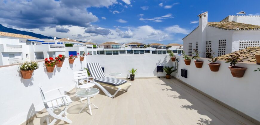 Elegant 3-Bedroom Penthouse in Jardines del Puerto, Puerto Banús Elegant 3-Bedroom Penthouse in Jardines del Puerto, Puerto Banús