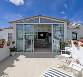 Elegant 3-Bedroom Penthouse in Jardines del Puerto, Puerto Banús