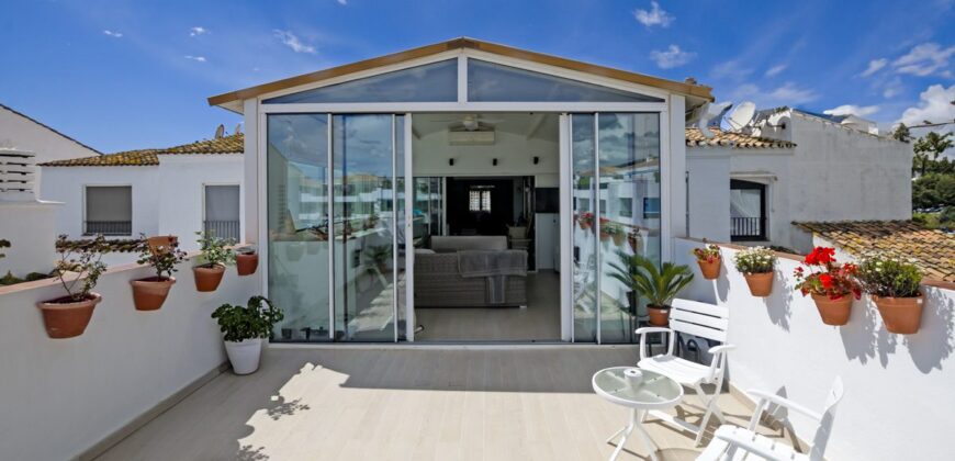Elegant 3-Bedroom Penthouse in Jardines del Puerto, Puerto Banús Elegant 3-Bedroom Penthouse in Jardines del Puerto, Puerto Banús