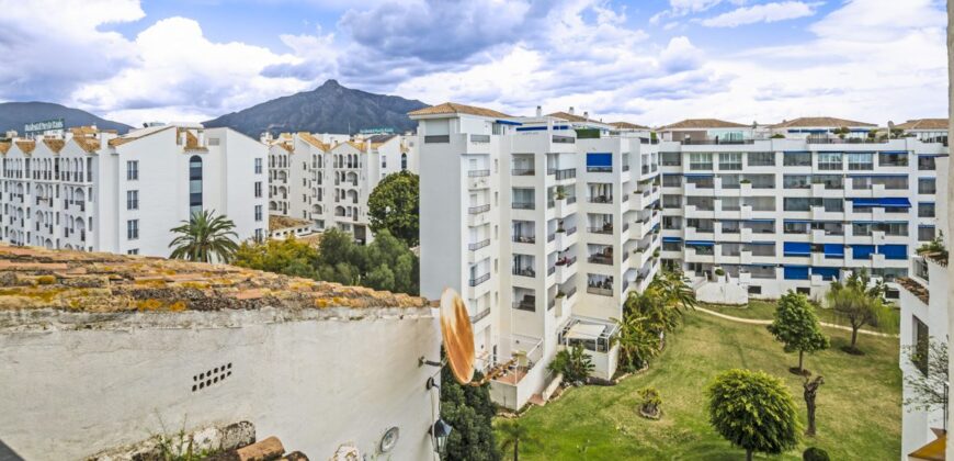 Elegant 3-Bedroom Penthouse in Jardines del Puerto, Puerto Banús Elegant 3-Bedroom Penthouse in Jardines del Puerto, Puerto Banús